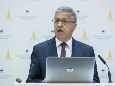 Ljubljana, Drzavni svet.Posvet z naslovom Financna avtonomija slovenske lokalne samouprave, ki je potekal v organizaciji DS, Zdruzenja obcin Slovenije, Skupnosti obcin Slovenije in Zdruzenja mestnih obcin Slovenije.Predstavnik poslanske skupine NSi Janez Zakelj.