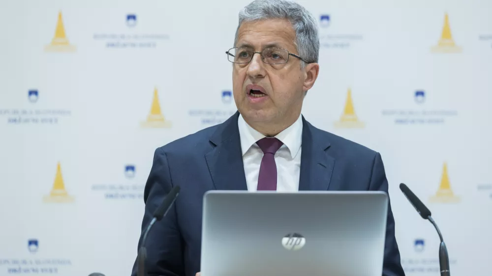 Ljubljana, Drzavni svet.Posvet z naslovom Financna avtonomija slovenske lokalne samouprave, ki je potekal v organizaciji DS, Zdruzenja obcin Slovenije, Skupnosti obcin Slovenije in Zdruzenja mestnih obcin Slovenije.Predstavnik poslanske skupine NSi Janez Zakelj.