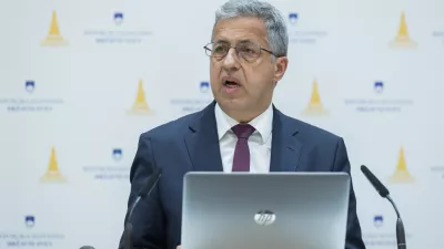 Ljubljana, Drzavni svet.Posvet z naslovom Financna avtonomija slovenske lokalne samouprave, ki je potekal v organizaciji DS, Zdruzenja obcin Slovenije, Skupnosti obcin Slovenije in Zdruzenja mestnih obcin Slovenije.Predstavnik poslanske skupine NSi Janez Zakelj.