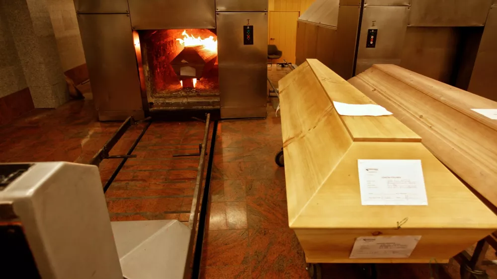 upepelitev- Žale javno podjetje d.d.,  upepelitveni postopek / upepelitvena peč - krematorij - upepeljevalnica - ///FOTO: Luka Cjuha OPOMBA: ZA OBJAVO V PRILOGI &ndash; DNEVNIKOV OBJEKTIV - REPORTAŽA 2011