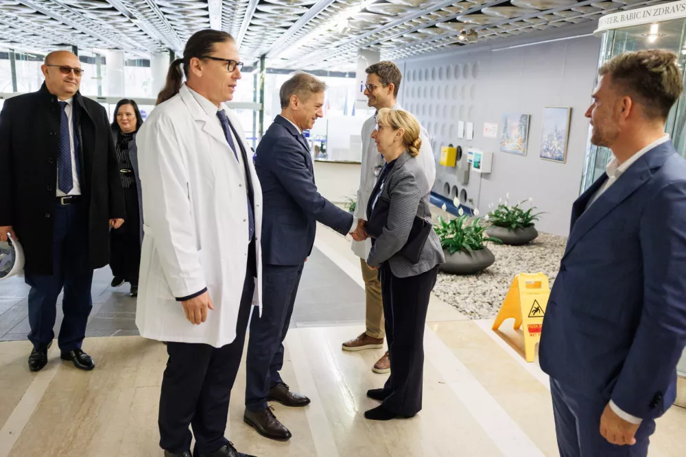 Ljubljana, UKC Ljubljana.Predsednik vlade Robert Golob je skupaj z ministrico za zdravje Valentino Prevolnik Rupel na delovnem obisku v UKC Ljubljana, kjer je odprl prenovljene prostore v 8. nadstropju glavne stavbe.