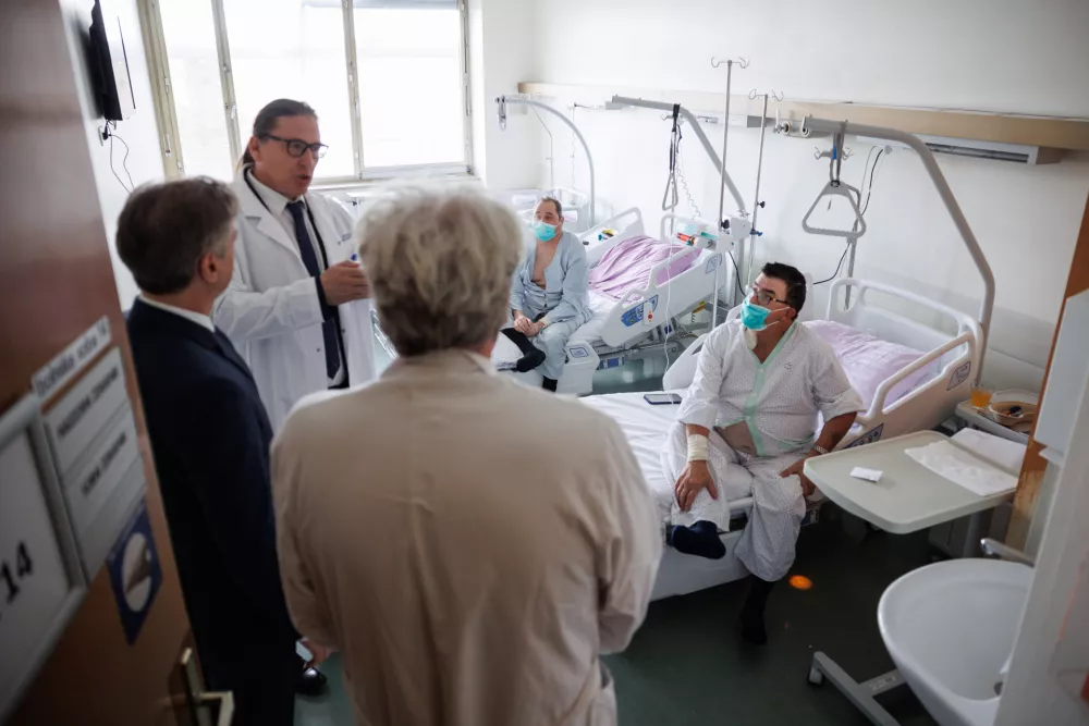 Ljubljana, UKC Ljubljana.Predsednik vlade Robert Golob je skupaj z ministrico za zdravje Valentino Prevolnik Rupel na delovnem obisku v UKC Ljubljana, kjer je odprl prenovljene prostore v 8. nadstropju glavne stavbe.