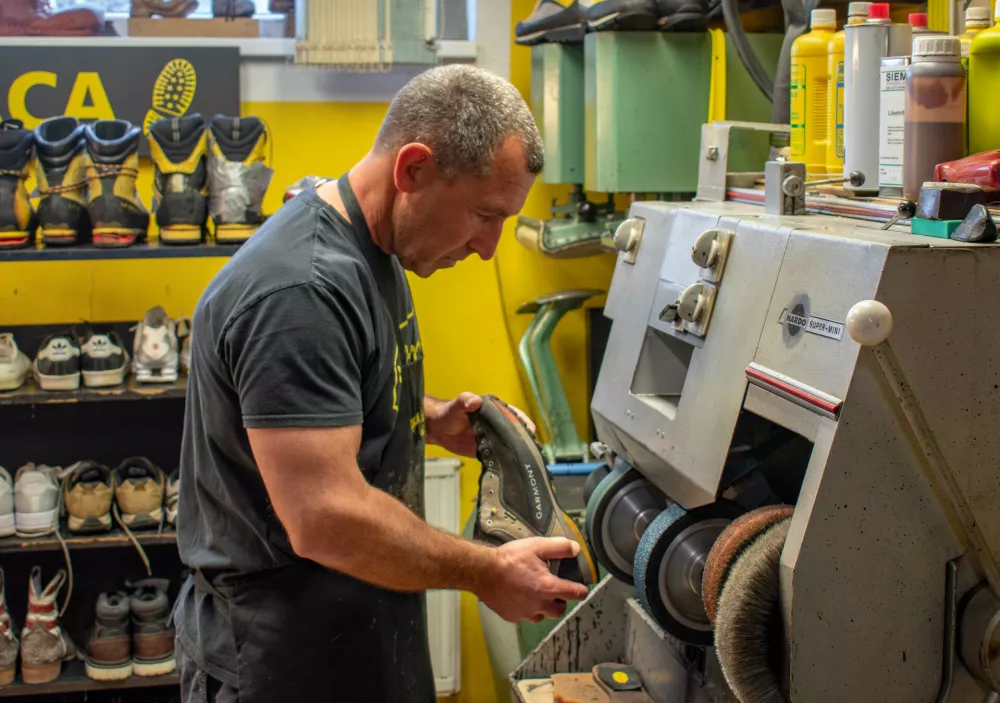 Ohranja obrt, ki počasi izginja: Od vajeni&scaron;tva do lastne delavnice na Fužinah