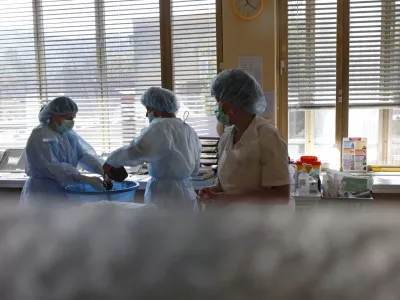 - ilustrativna fotografija - medicinske sestre - zdravstvo - zdravstvena nega - - Klinični oddelek za plastično, rekonstrukcijsko, estetsko kirurgijo in opekline - UKC Ljubljana //FOTO: Luka Cjuha