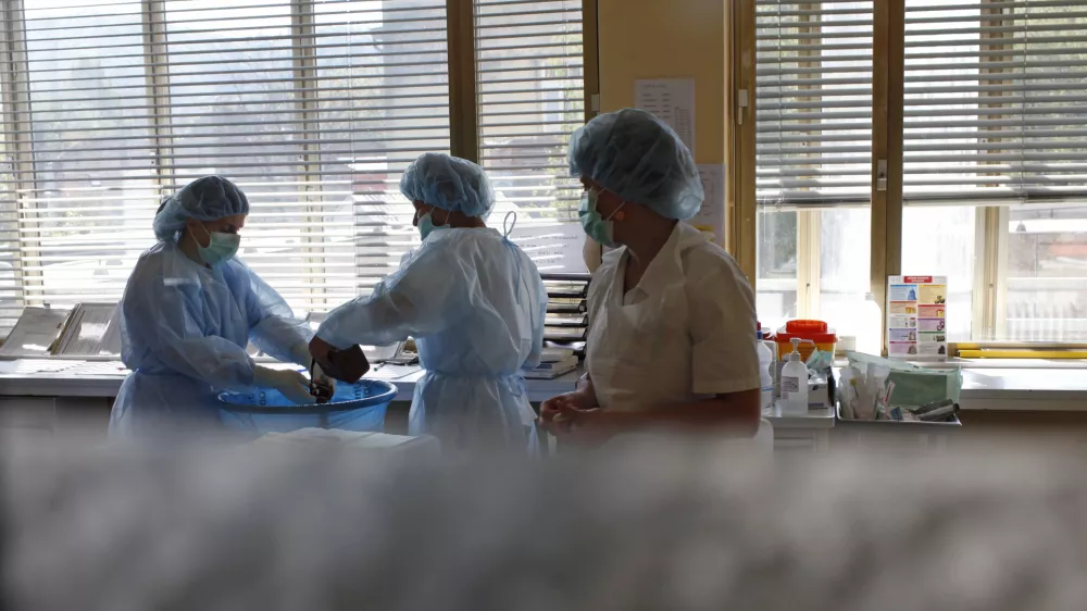 - ilustrativna fotografija - medicinske sestre - zdravstvo - zdravstvena nega - - Klinični oddelek za plastično, rekonstrukcijsko, estetsko kirurgijo in opekline - UKC Ljubljana //FOTO: Luka Cjuha