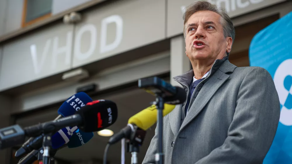 Ljubljana, URI Soca.Predsednik vlade Robert Golob je skupaj z ministrico za zdravje Valentino Prevolnik Rupel obiskal URI Soca, kjer sta se sestala z vodstvom in predstojniki, si ogledala fizioterapijo oddelka za rehabilitacijo po amputacijah ter se udelezila odprtja delovanja robotske roke.