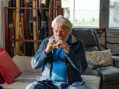 Iz lesa ustvarja glasbo sveta