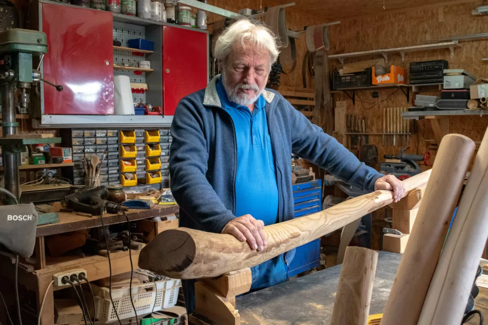 Iz lesa ustvarja glasbo sveta