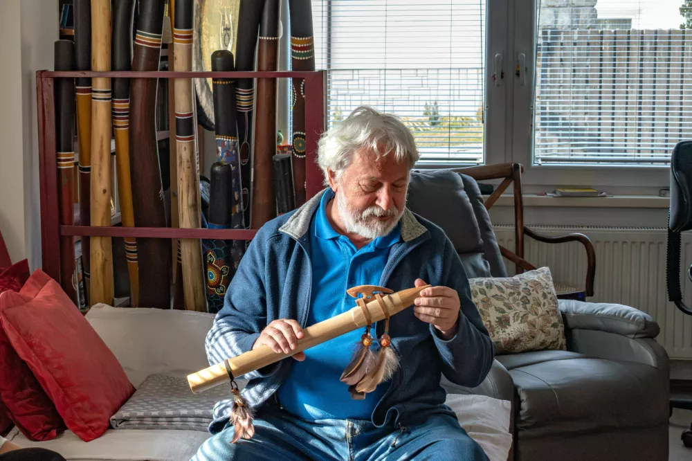 Iz lesa ustvarja glasbo sveta