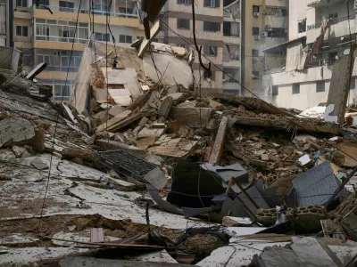 Debris litters a street from buildings damaged in an Israeli airstrike in Dahiyeh, Beirut's southern suburbs, Lebanon, Monday, March 16, 2026. (AP Photo/Bilal Hussein) / Foto: Bilal Hussein