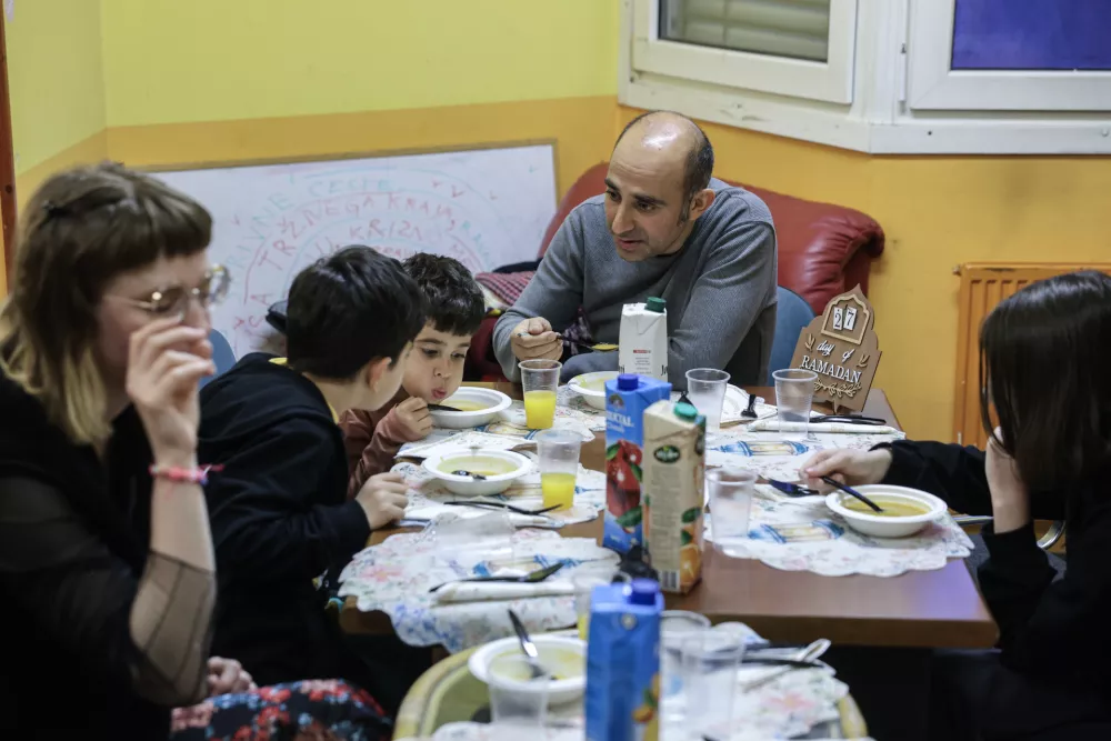 - 17.03.2026 - Dru&scaron;tvo za medkulturni dialog je organiziralo iftar, večerja ob sončnem zahodu 27. noči ramadana//FOTO: Jaka Gasar