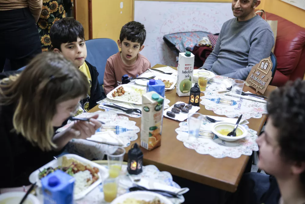 - 17.03.2026 - Dru&scaron;tvo za medkulturni dialog je organiziralo iftar, večerja ob sončnem zahodu 27. noči ramadana//FOTO: Jaka Gasar