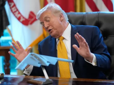 President Donald Trump speaks after signing an executive order regarding a task force on fraud in the Oval Office of the White House, Monday, March 16, 2026, in Washington, with a model of a B-2 stealth bomber in front of him. (AP Photo/Julia Demaree Nikhinson) / Foto: Julia Demaree Nikhinson