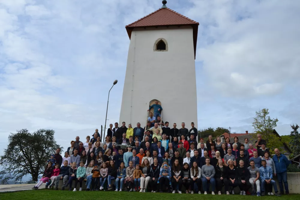 Črneča vas, va&scaron;čani, turn v Črneči vasi / Foto: Jože Stopar