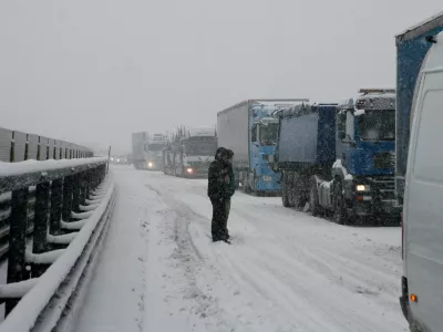 tovorna vozila - kamioni - sneženje v Sloveniji. Avtocesta Vrhnika- Logatec, zastoj zaradi obtičalih kamionov in nesplužene ceste- 30.1.2014 - zima - sneg - sneženje - prometni zastoj - oviran promet zaradi sneženja //FOTO: Bojan Velikonja