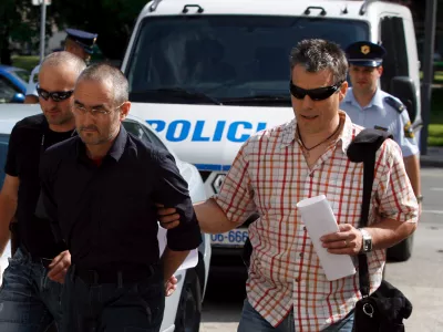 predstojnik budistične skupnosti v Sloveniji Shenpen Rinpoche pred sodi&scaron;čem- policisti pripeljali ljubljanskega &raquo;budističnega vodjo&laquo;, 43-letnega Ljubljančana Shenpena Rinpocheja oziroma Ronana Chatelliera - ovadili so ga zaradi domnevnega spolnega napada na osebo, mlaj&scaron;o od 15 let//FOTO: Bojan Velikonja