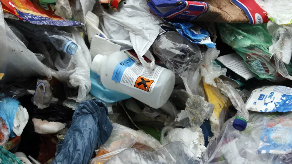 - Papir servis d.o.o. družba za ravnanje z odpadki, Pod ježami 3, reciklaža - plastika - plastenke ///FOTO: Luka Cjuha