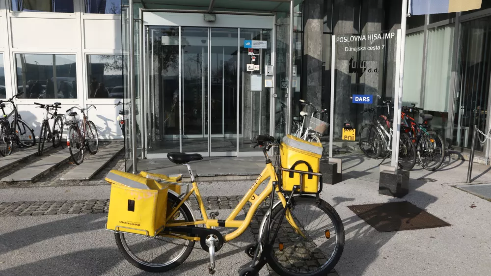 - simbolična fotografija - po&scaron;ta - po&scaron;tar- 03.12.2019 &ndash; Družba za avtoceste v Republiki Sloveniji (DARS) - pogajanja za izbor izvajalca druge cevi predora Karavanke - DARS je pogodbo za gradnjo slovenskega dela druge cevi karavan&scaron;kega predora podpisala s tur&scaron;kim podjetjem Cengiz, ki je oddal najnižjo ponudbo 98,6 milijonov evrov.. //FOTO: Luka Cjuha