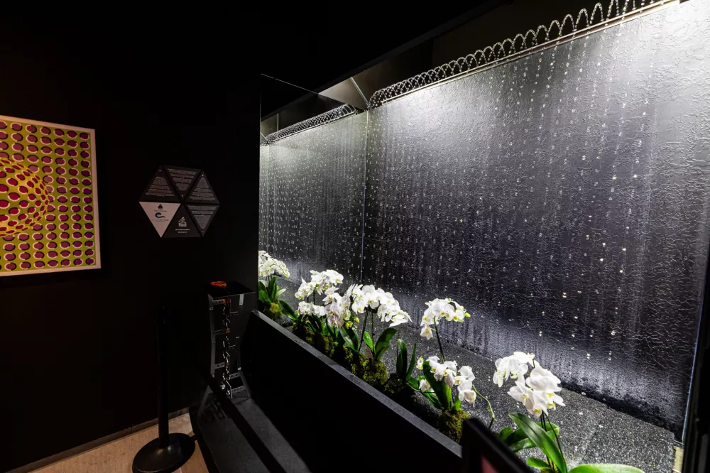 Nova pridobitev, &raquo;Lebdeča voda&laquo;, s pomočjo posebnih svetlobnih učinkov ustvarja osupljiv vizualni fenomen, zaradi katerega se zdi, da voda lebdi v zraku ali celo teče navzgor / Foto: Mediaspeed