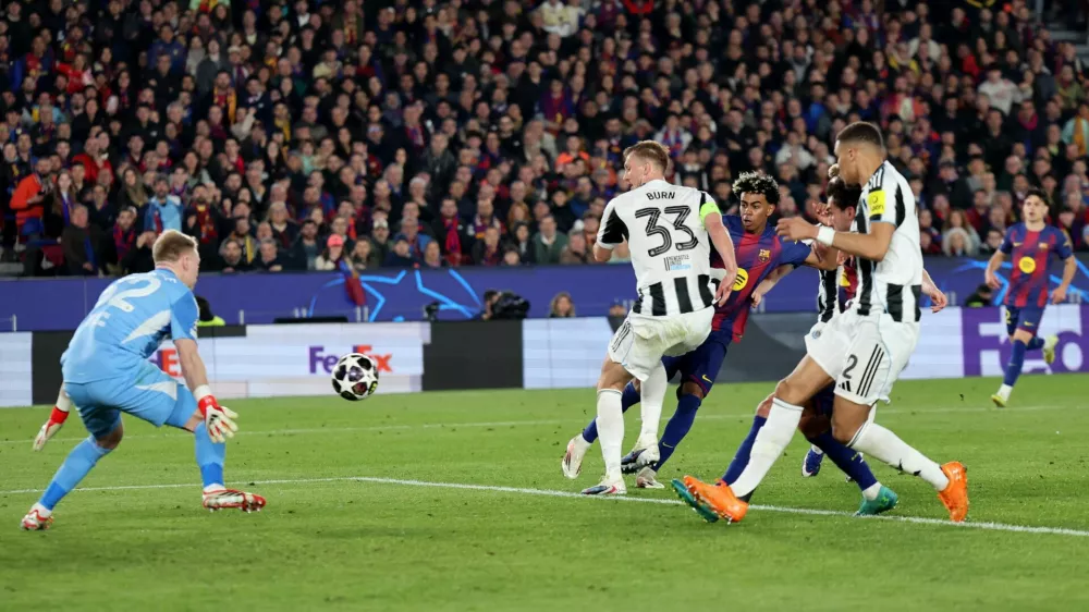 Soccer Football - UEFA Champions League - Round of 16 - Second Leg - FC Barcelona v Newcastle United - Spotify Camp Nou, Barcelona, Spain - March 18, 2026 FC Barcelona's Lamine Yamal shoots at goal REUTERS/Nacho Doce