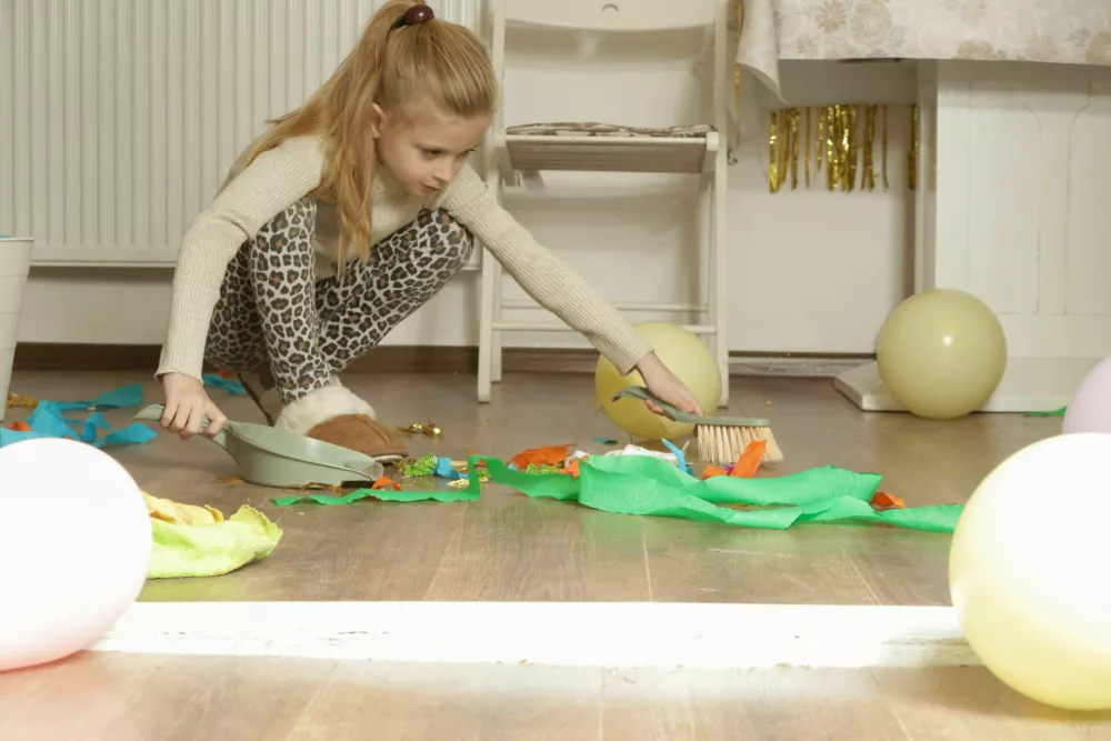 Little Girl Cleaning Messy Bedroom After Birthday Party &ndash; Child Responsibility and Home Cleanup Concept / Foto: Triocean