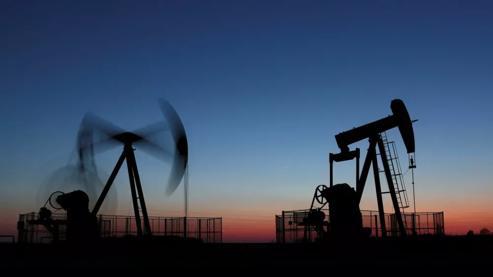 Oil pumps operate after sunset outside Vaudoy-en-Brie, near Paris, France, March 18, 2026. REUTERS/Christian Hartmann   TPX IMAGES OF THE DAY