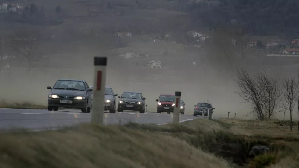 - Burja na Primorskem 2012 - Vipavska dolina - močna burja s sunki nad 140 km/s  //FOTO: Luka Cjuha