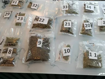 Ljubljanski policisti so v hi&scaron;nih preiskavah zasegli različne proizvode z vsebnostjo prepovedanih drog.