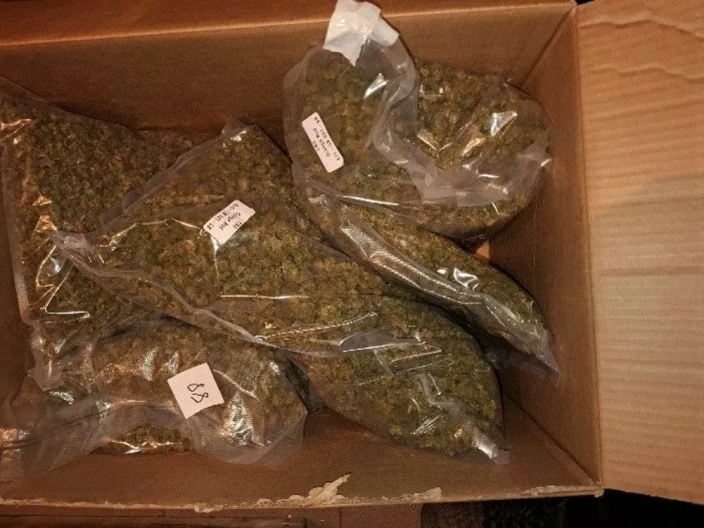 Ljubljanski policisti so v hi&scaron;nih preiskavah zasegli različne proizvode z vsebnostjo prepovedanih drog.