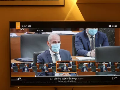 Predsednik vlade Janez Jan&scaron;a je v državnem zboru večkrat poudaril, da gre pri tokratnem paketu zakonov &scaron;ele prvi del nadaljevanke - za&scaron;čitna maska  - gledanje seje na televiziji - televizijski prenos na RTV SLO -- - 02.04.2020 - Državni zbor - 33. izredna seja DZ - obravnavali predlog zakona o interventnih ukrepih za zajezitev epidemije koronavirus COVID-19 in omilitev njenih posledic za državljane in gospodarstvo ter mandatno-volilne zadeve, FOTO: Bojan Velikonja