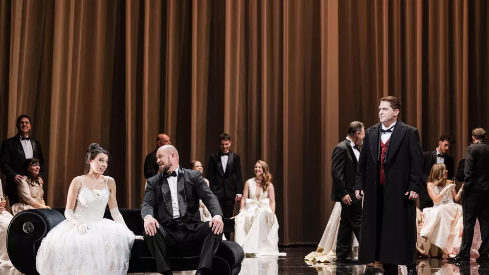 La traviata spada med operne mojstrovine, ki vedno znova polnijo operne dvorane.&nbsp;F Darja &Scaron;travs Tisu