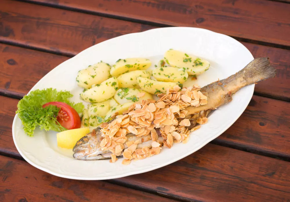 Trout with Almond Flakes and Parsley Potatoes. Nikon D800e. Converted from RAW. / Foto: 4fr