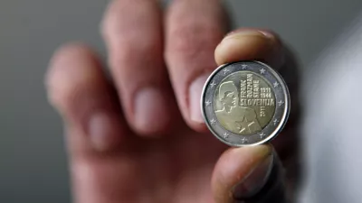 - evro kovanec - spominski kovancev za dva evra s podobo Franca Rozmana Staneta.ob 100.obletnici rojstva ///FOTO: Luka Cjuha / Foto:: Luka Cjuha