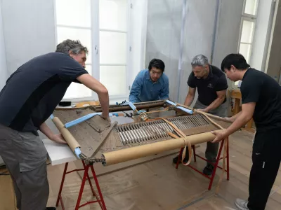 Restavriranje modela kitajske stavbe z gostujočimi kitajskimi restavratorji iz Prepovedanega mesta. Hrani Slovenski etnografski muzej / Foto: Blaz Verbic/sem