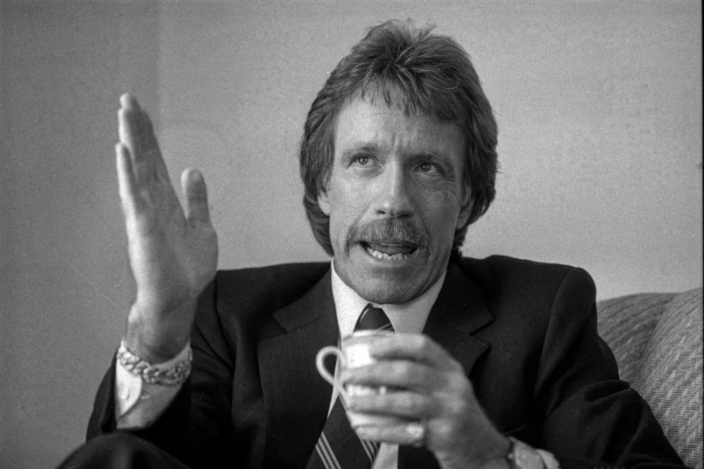 FILE - Chuck Norris, actor, mixed-martial arts champion and Air Force veteran, speaks during a promotional tour of "The Delta Force" movie in San Francisco on Feb. 4, 1986. (Steve Ringman/San Francisco Chronicle via AP, File) / Foto: Steve Ringman