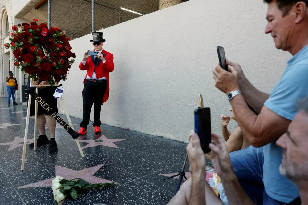 A wreath is placed next to the star of actor Chuck Norris following his death, on the Hollywood Walk of Fame in Los Angeles, California, U.S., March 20, 2026. REUTERS/Caroline Brehman / Foto: Caroline Brehman