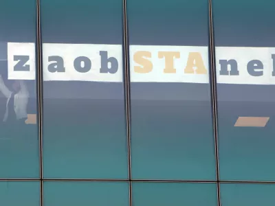 - zaposleni na stavbi STA odstranili napis - zaobSTAnek -- 27.01.2023 - Slovenska tiskovna agencija (STA) - odstranitev napisa zaobSTAnek, enega od dveh gesel boja za stabilno financiranje STA, z oken prostorov STA, ki so ga zaposleni umaknili po podpisu pogodbe o financiranju javne službe za letos, Tivolska cesta 48 v Ljubljani//FOTO: Tomaž Skale / Foto: Tomaž Skale