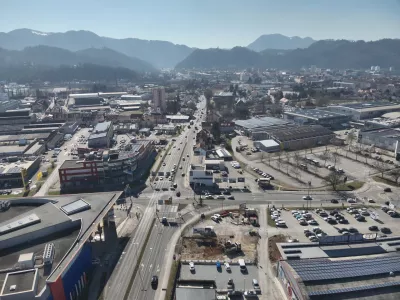 V Celju se je začela tritedenska obnova Mariborske ceste, ki bo razdeljena na več kraj&scaron;ih faz. F MOC