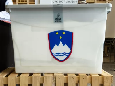 volilna skrinja- 19.04.2022 &ndash; Parlamentarne volitve 2022 - predčasno glasovanje pred državnozborskimi volitvami - voli&scaron;če na Gospodarskem razstavi&scaron;ču (GR)//FOTO: Nik Erik Neubauer