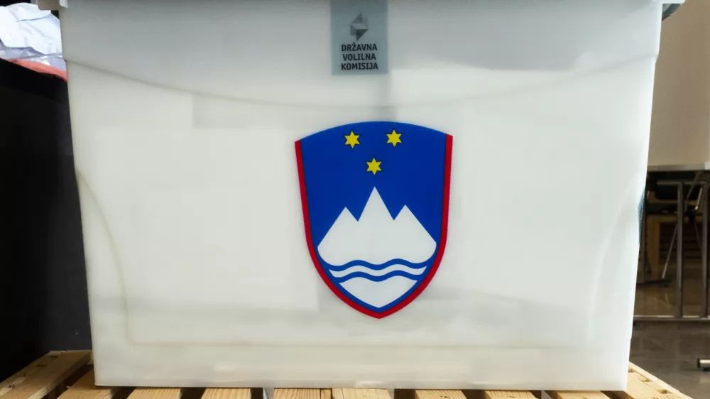 volilna skrinja- 19.04.2022 &ndash; Parlamentarne volitve 2022 - predčasno glasovanje pred državnozborskimi volitvami - voli&scaron;če na Gospodarskem razstavi&scaron;ču (GR)//FOTO: Nik Erik Neubauer