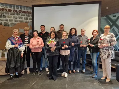 Turizem na kmetiji sloni na ljudeh, članih kmečke družine, ki jim kmetijstvo pomeni način življenja. F:  V Sloveniji je trenutno 1100 turističnih kmetij, od tega jih je 360 včlanjenih v ZTKS, ki deluje s podporo Kmetijsko gozdarske zbornice Slovenije ter Javne službe kmetijskega svetovanja na KGZS - Zavodu Celje