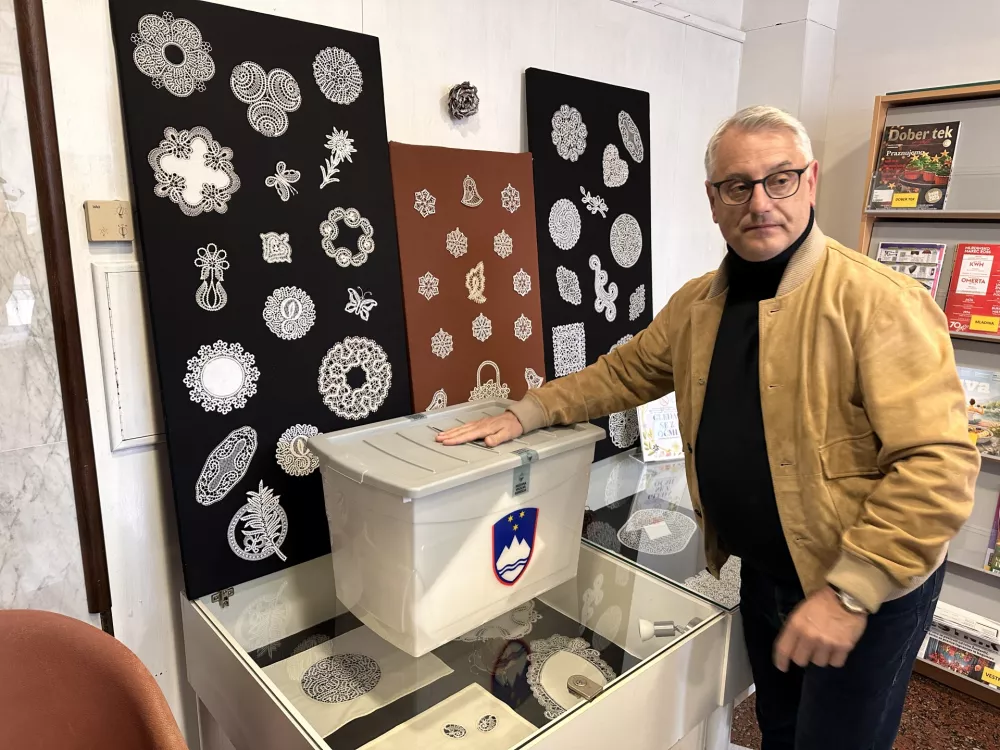 Radece, Knjiznica Radece.Volitve v drzavni zbor 2026.Predsednik SD Matjaz Han na voliscu v Knjiznici Radece.