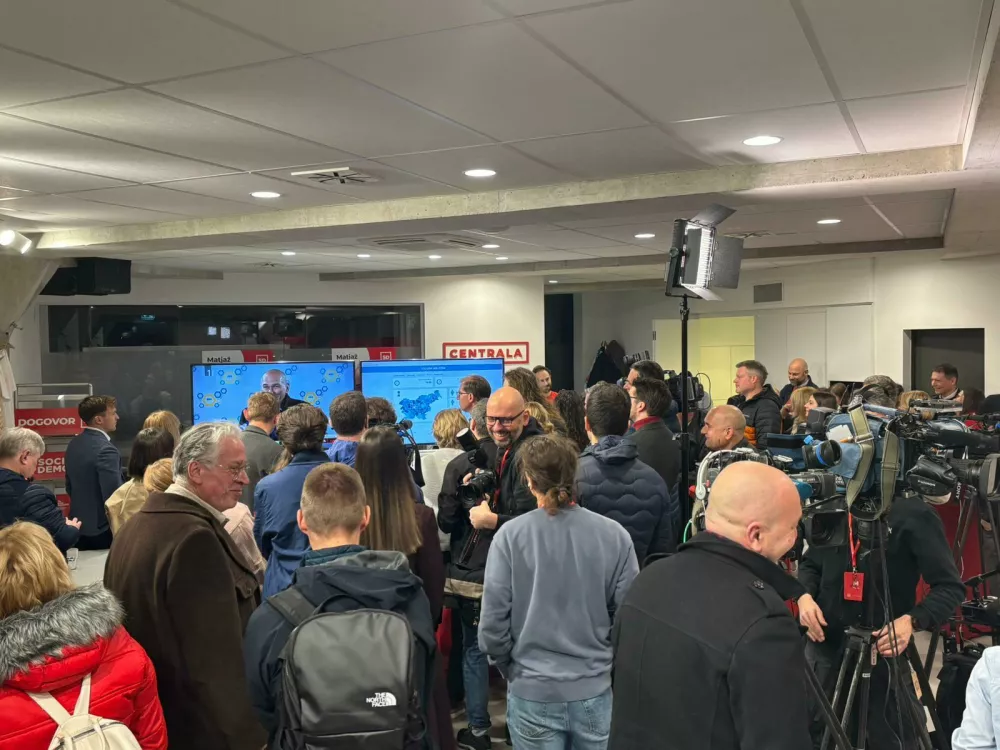 V &scaron;tabu SD so bili ob razglasitvi rezultata vzporednih volitev zadržani. Foto: Tamara Čalo&scaron;evič