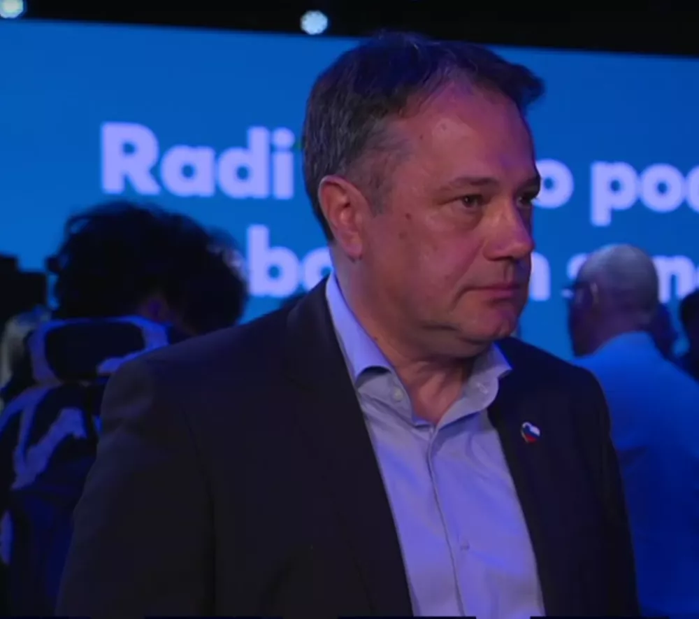 Matej Arčon ima zastavico v obliki srca. / Foto: Zajem Zaslona/pop Tv