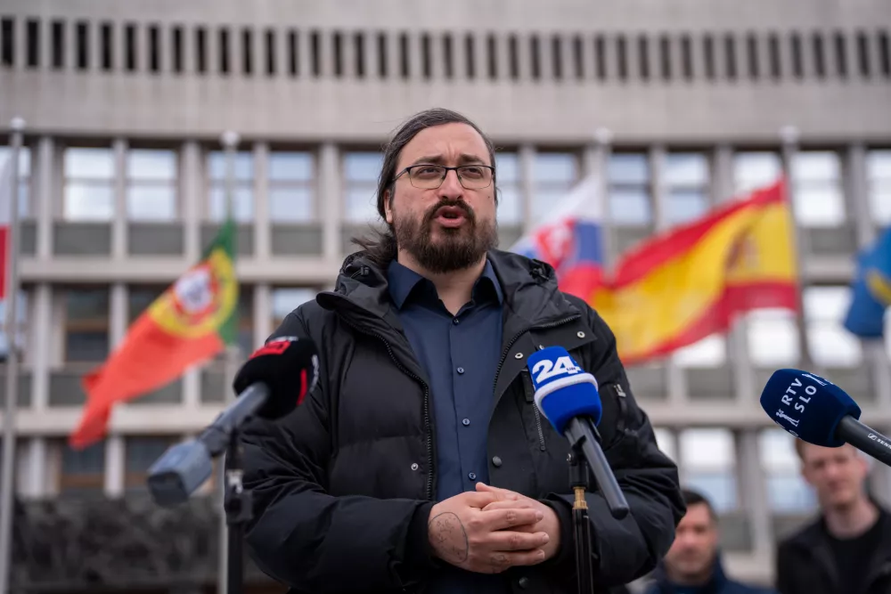 Ljubljana, Trg republike.Novinarska konferenca stranke Pirati ob zakljucku volilne kampanje.Predsednik stranke Pirati Jasmin Feratovic.