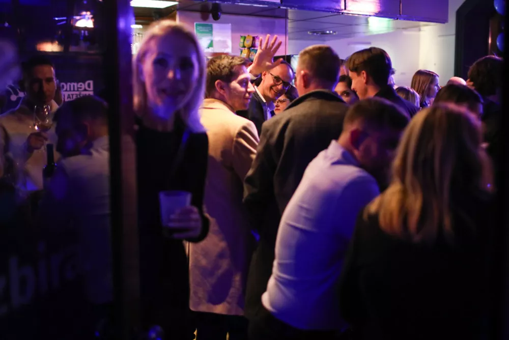 Veselje pri Resnici, zadržani Socialni demokrati, pri SLS navdu&scaron;eni nad uspehom