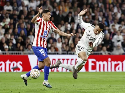 Soccer Football - LaLiga - Real Madrid v Atletico Madrid - Santiago Bernabeu, Madrid, Spain - March 22, 2026 Atletico Madrid's Nahuel Molina in action with Real Madrid's Kylian Mbappe REUTERS/Jon Nazca