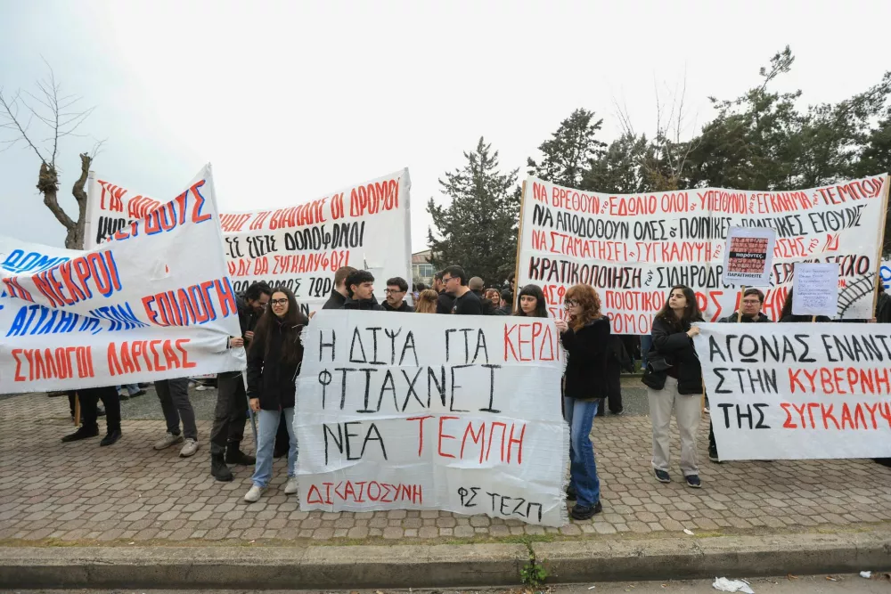 People protest outside the venue, during the trial of the Tempi train crash, that killed 57 people, in Larissa, Greece, March 23, 2026. REUTERS/Kostas Mantziaris