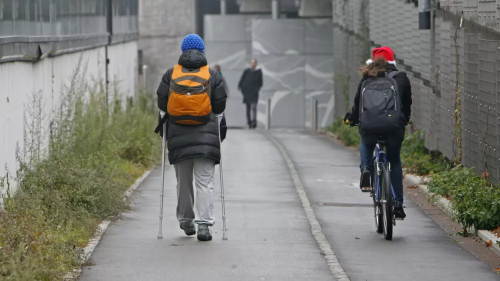 invalid - medicinski pripomoček bergle - palica - pe&scaron;ci - kolesarji - kolesarska steza - kolesar//FOTO: Tomaž Skale