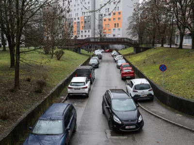 - nepravilno parkiranje,- Smrtnikova in Kunaverjeva ulica,- 10.02.2026. - Težave s parkiranjem v Dravljah.//FOTO: Bojan Velikonja